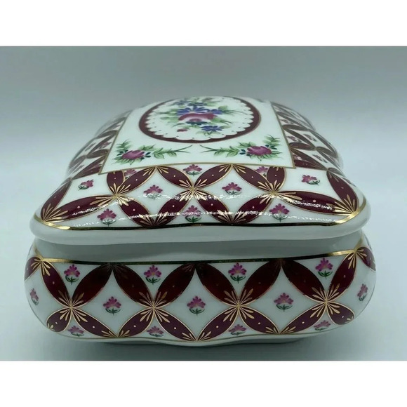 Design Limited Edition 2003 Lidded Ceramic Vintage Trinket Box 7”L x 5.5”W x 3”H - Picture 5 of 7